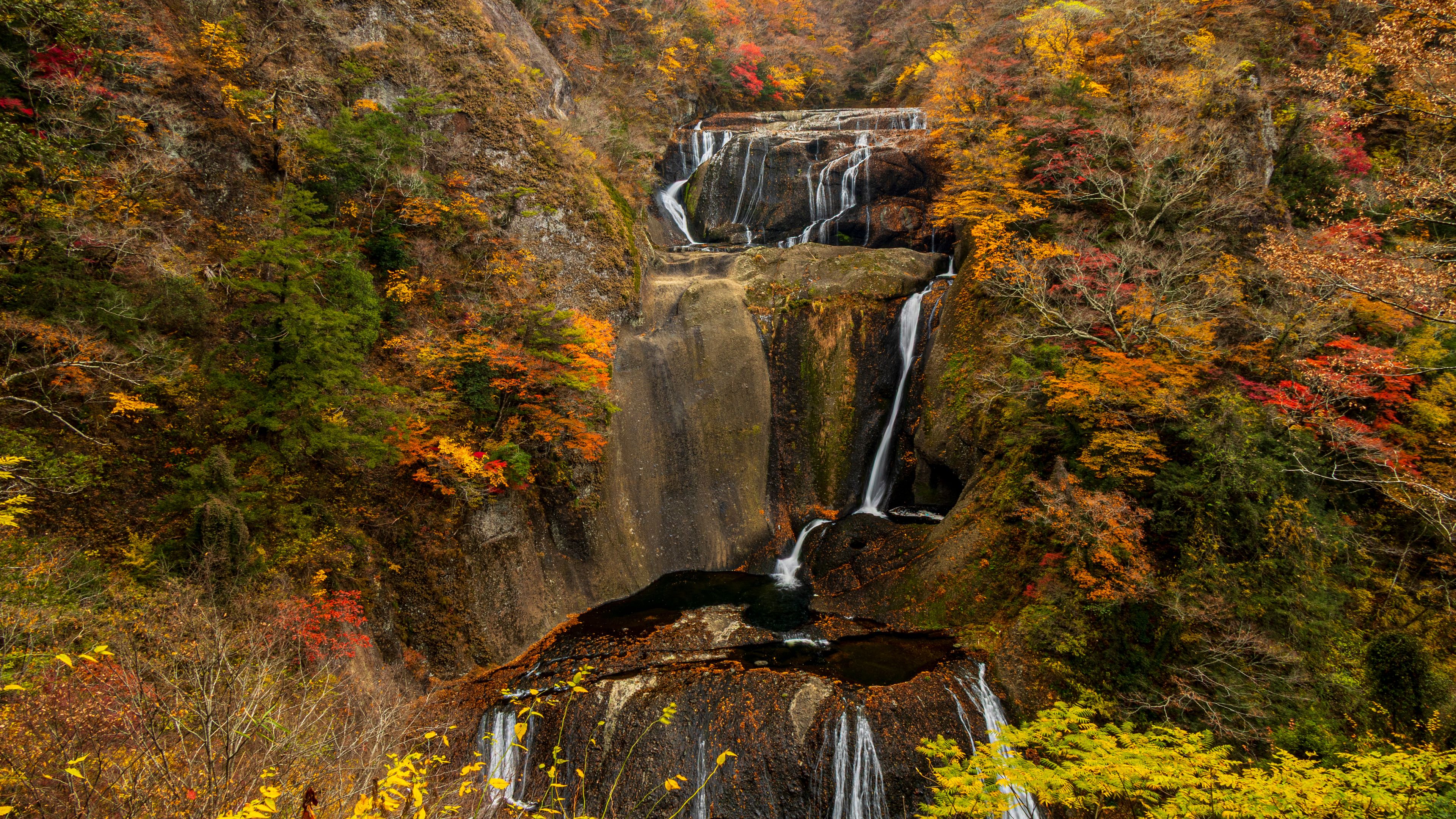  秋の袋田の滝　紅葉　絶景