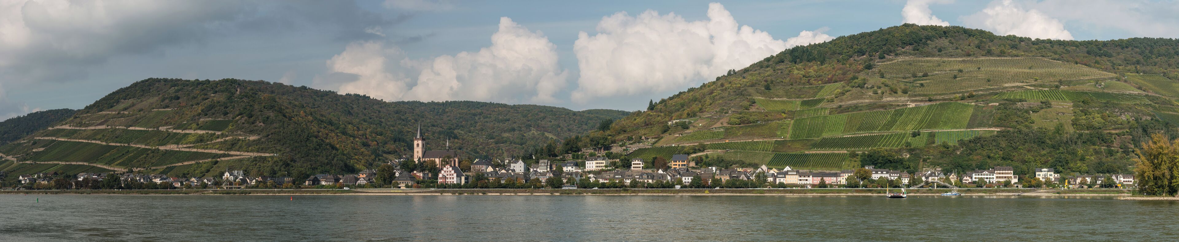 Lorch and its environment as seen from Niederheimbach. Also note the ferry below the right hill that allows the crossing of the Rhine