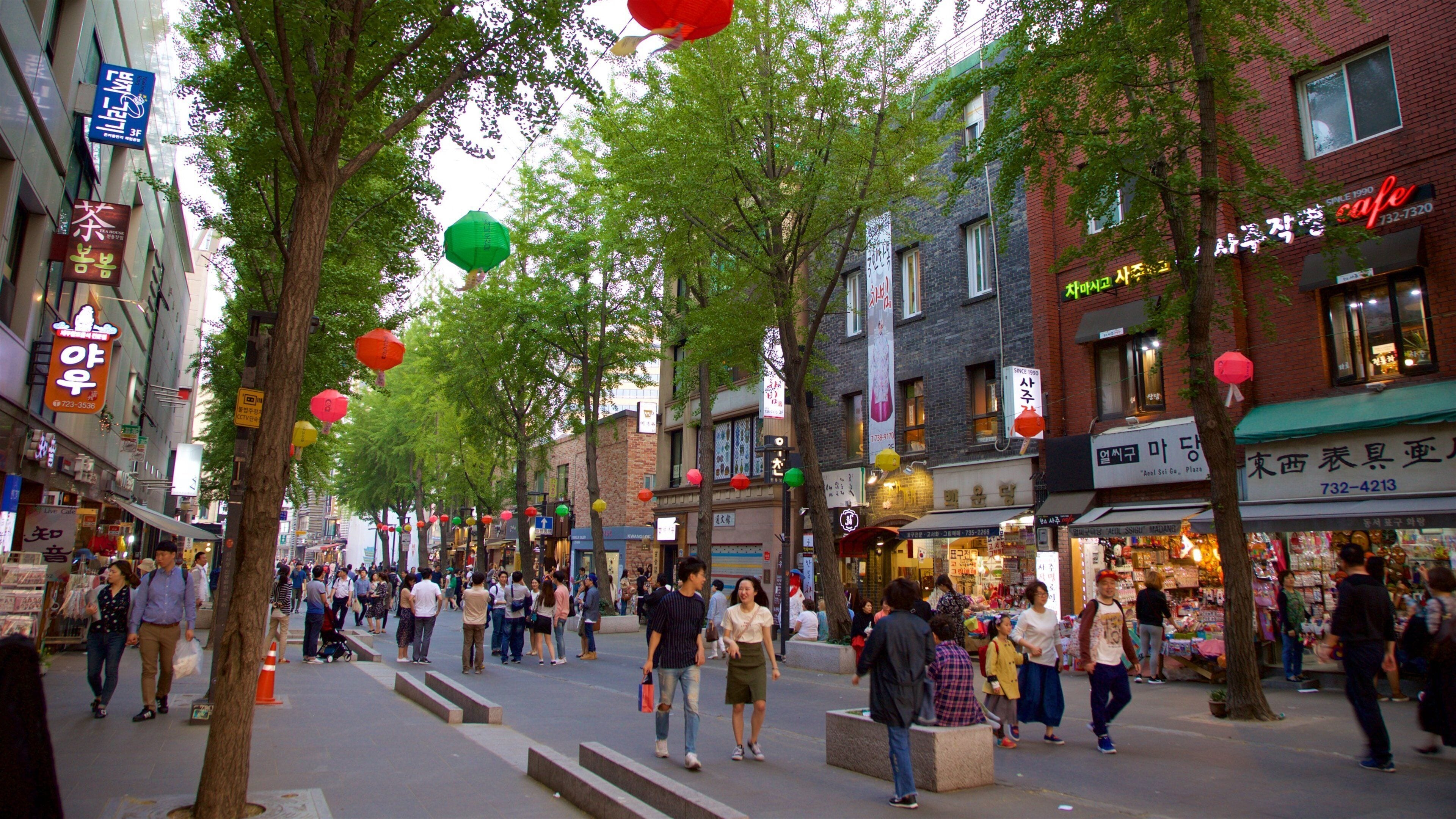 Insadong showing shopping as well as a small group of people