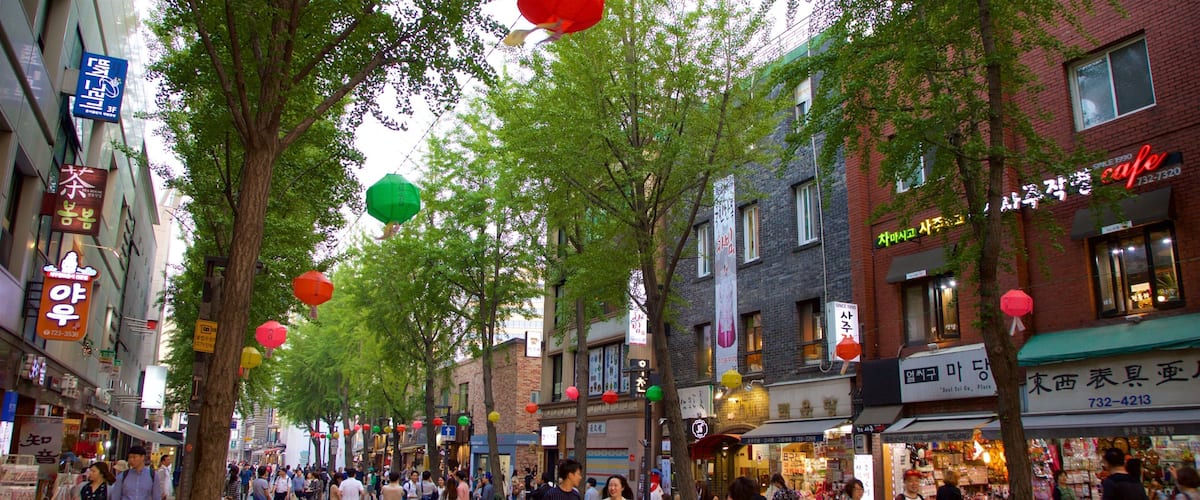 Insadong showing shopping as well as a small group of people