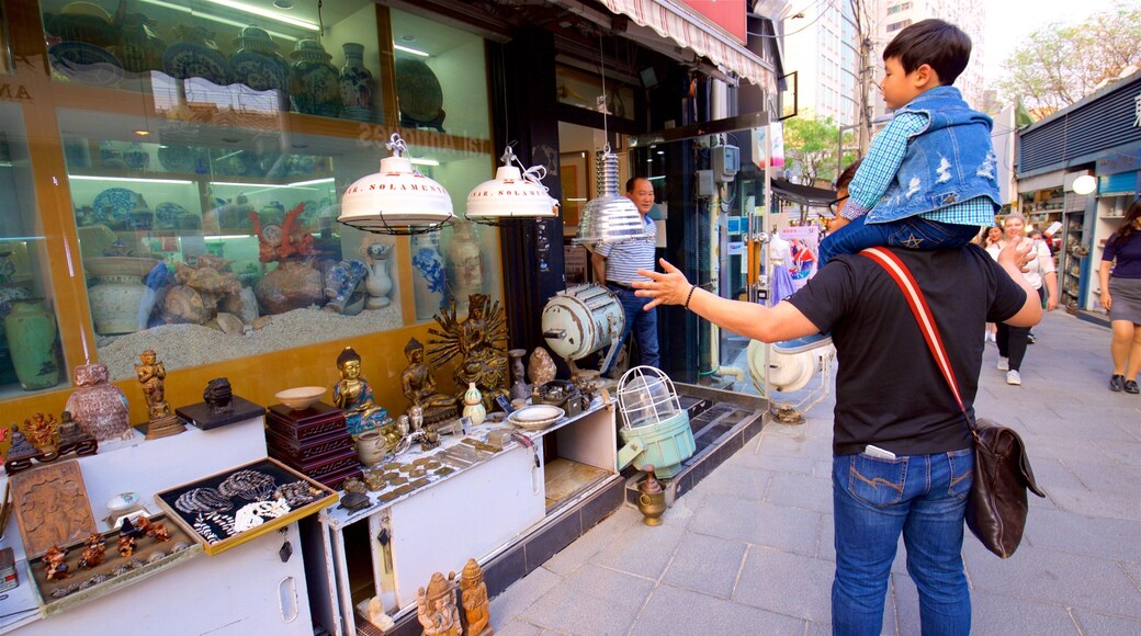 Insadong featuring heritage elements as well as a family