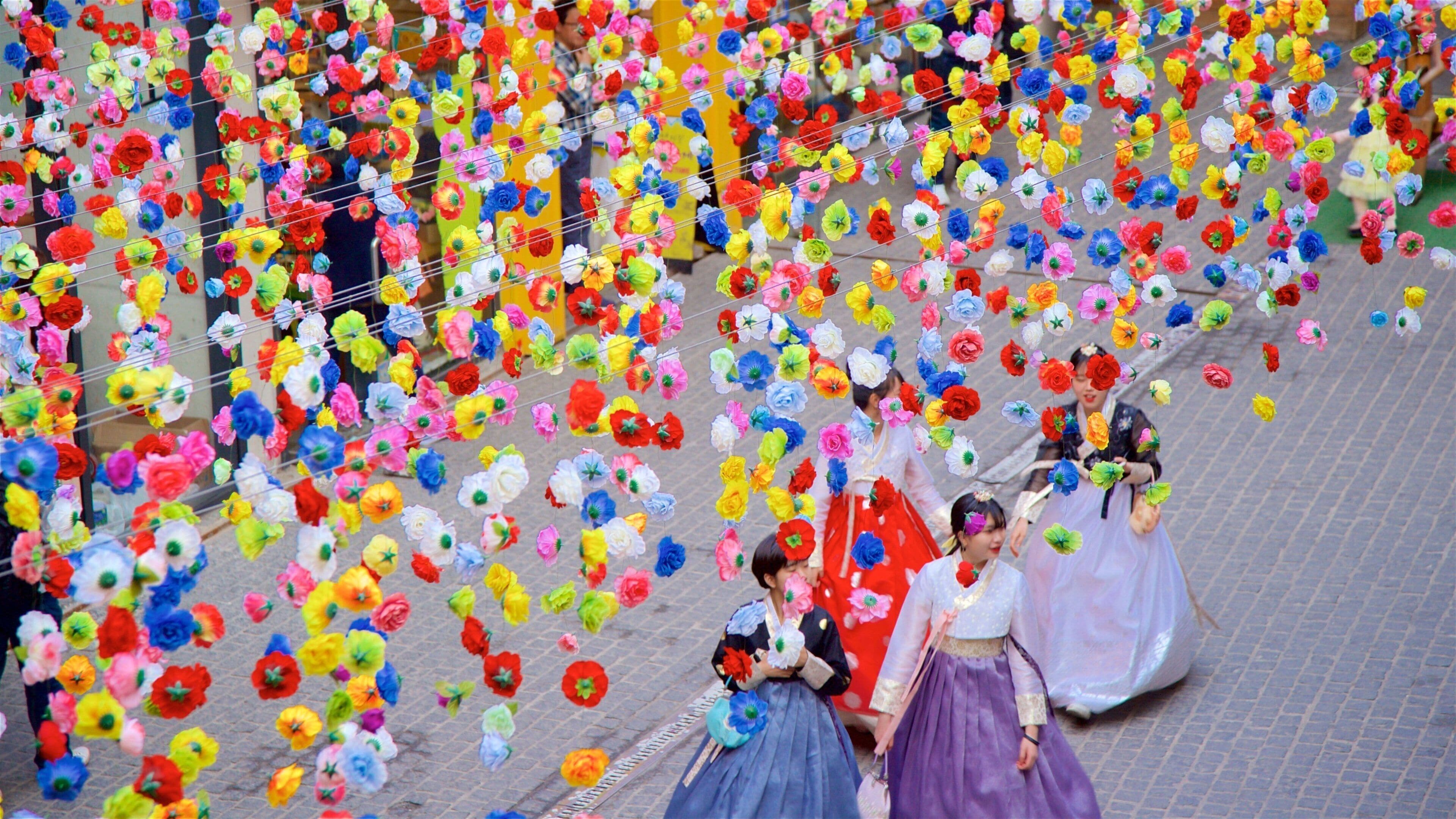 Insadong showing outdoor art as well as a small group of people