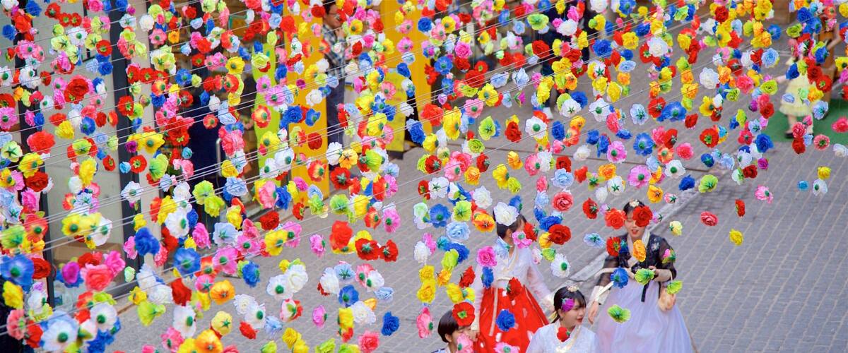 Insadong ofreciendo arte al aire libre y también un pequeño grupo de personas