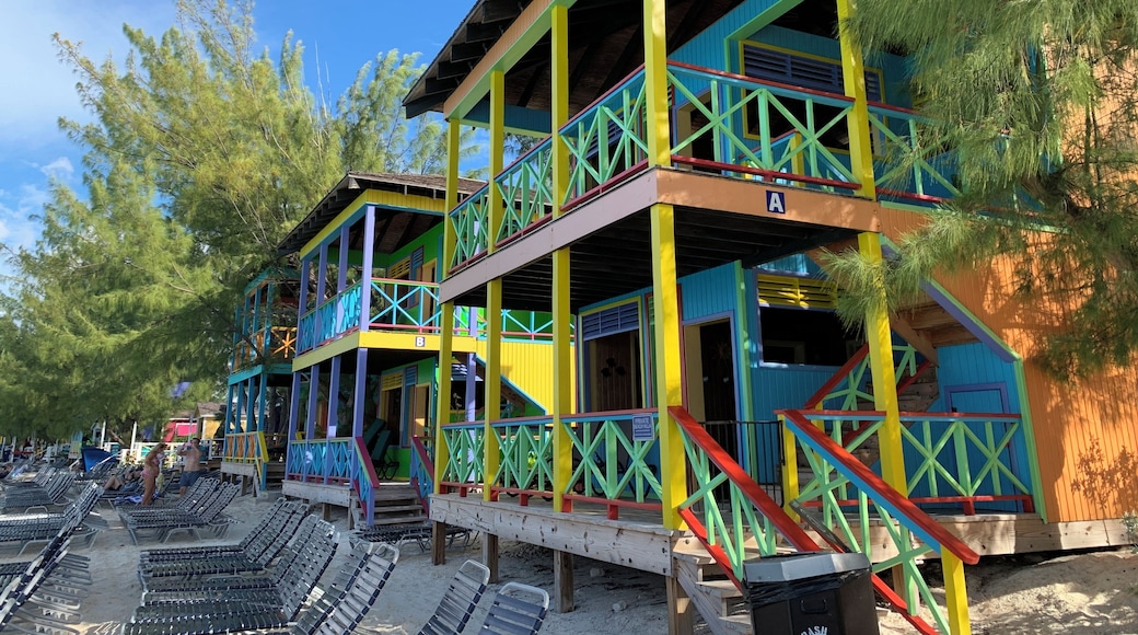 #Bahamas #HalfMoonCay #Trovember
The small island of San Salvador, also known as Half Moon Cay, is a paradise on earth. Blue waters, white sand and peace.
We were at Half Moon Beach on one of the scales of a cruise ship. According to information passed on to us on board the island was purchased by Holland America Line and is used as one of the company's cruise calls.
A pequena ilha de San Salvador, também conhecida como Half Moon Cay, é um paraíso na Terra. Águas azuis, areia branca e paz.
Estivemos na praia de Half Moon em uma das escalas de um navio de cruzeiro. Segundo informações que nos foram passadas a bordo a ilha foi comprada pela Holland America Line e é usada como uma das escalas dos cruzeiros da companhia.