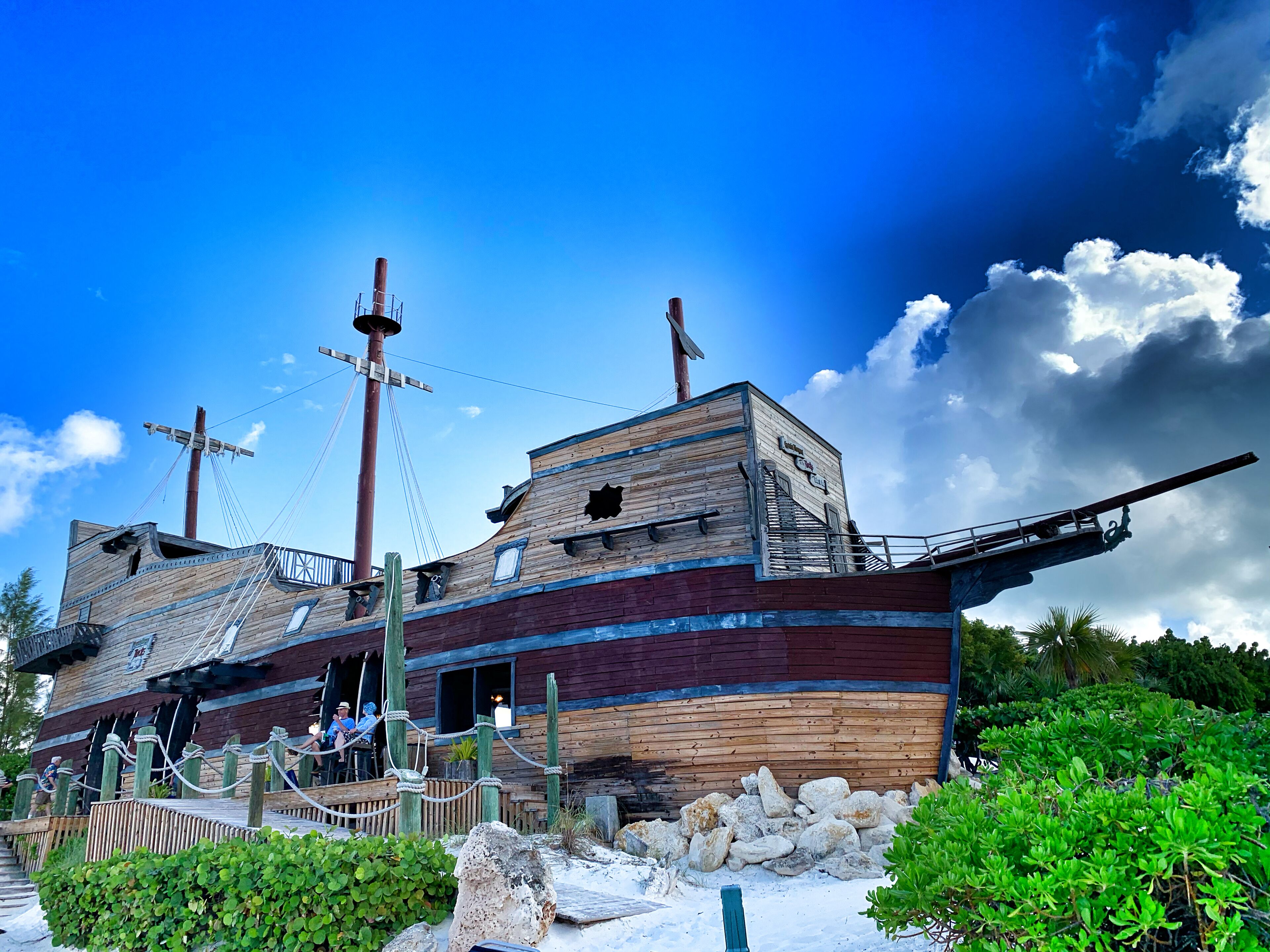 #Bahamas #HalfMoonCay #Trovember

The small island of San Salvador, also known as Half Moon Cay, is a paradise on earth. Blue waters, white sand and peace.
We were at Half Moon Beach on one of the scales of a cruise ship. According to information passed on to us on board the island was purchased by Holland America Line and is used as one of the company's cruise calls.

A pequena ilha de San Salvador, também conhecida como Half Moon Cay, é um paraíso na Terra. Águas azuis, areia branca e paz. 
Estivemos na praia de Half Moon em uma das escalas de um navio de cruzeiro. Segundo informações que nos foram passadas a bordo a ilha foi comprada pela Holland America Line e é usada como uma das escalas dos cruzeiros da companhia.