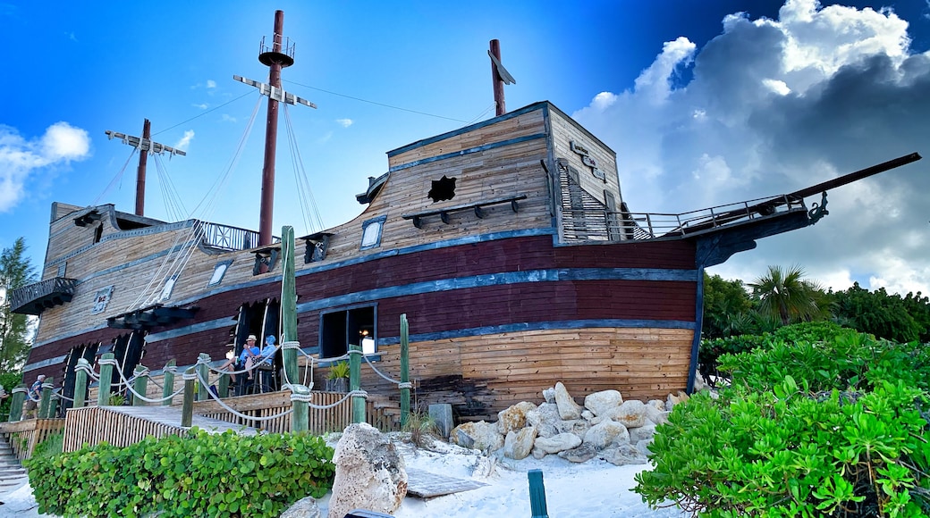 #Bahamas #HalfMoonCay #Trovember
The small island of San Salvador, also known as Half Moon Cay, is a paradise on earth. Blue waters, white sand and peace.
We were at Half Moon Beach on one of the scales of a cruise ship. According to information passed on to us on board the island was purchased by Holland America Line and is used as one of the company's cruise calls.
A pequena ilha de San Salvador, também conhecida como Half Moon Cay, é um paraíso na Terra. Águas azuis, areia branca e paz.
Estivemos na praia de Half Moon em uma das escalas de um navio de cruzeiro. Segundo informações que nos foram passadas a bordo a ilha foi comprada pela Holland America Line e é usada como uma das escalas dos cruzeiros da companhia.