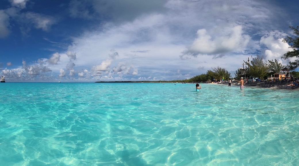 #Bahamas #HalfMoonCay #Trovember
The small island of San Salvador, also known as Half Moon Cay, is a paradise on earth. Blue waters, white sand and peace.
We were at Half Moon Beach on one of the scales of a cruise ship. According to information passed on to us on board the island was purchased by Holland America Line and is used as one of the company's cruise calls.
A pequena ilha de San Salvador, também conhecida como Half Moon Cay, é um paraíso na Terra. Águas azuis, areia branca e paz.
Estivemos na praia de Half Moon em uma das escalas de um navio de cruzeiro. Segundo informações que nos foram passadas a bordo a ilha foi comprada pela Holland America Line e é usada como uma das escalas dos cruzeiros da companhia.
