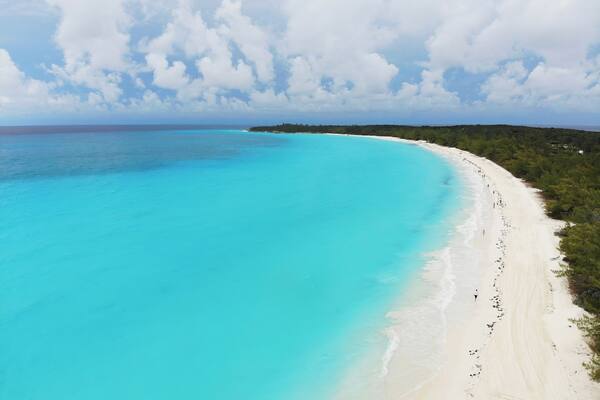 #Bahamas #HalfMoonCay #Trovember
The small island of San Salvador, also known as Half Moon Cay, is a paradise on earth. Blue waters, white sand and peace.
We were at Half Moon Beach on one of the scales of a cruise ship. According to information passed on to us on board the island was purchased by Holland America Line and is used as one of the company's cruise calls.
A pequena ilha de San Salvador, também conhecida como Half Moon Cay, é um paraíso na Terra. Águas azuis, areia branca e paz.
Estivemos na praia de Half Moon em uma das escalas de um navio de cruzeiro. Segundo informações que nos foram passadas a bordo a ilha foi comprada pela Holland America Line e é usada como uma das escalas dos cruzeiros da companhia.