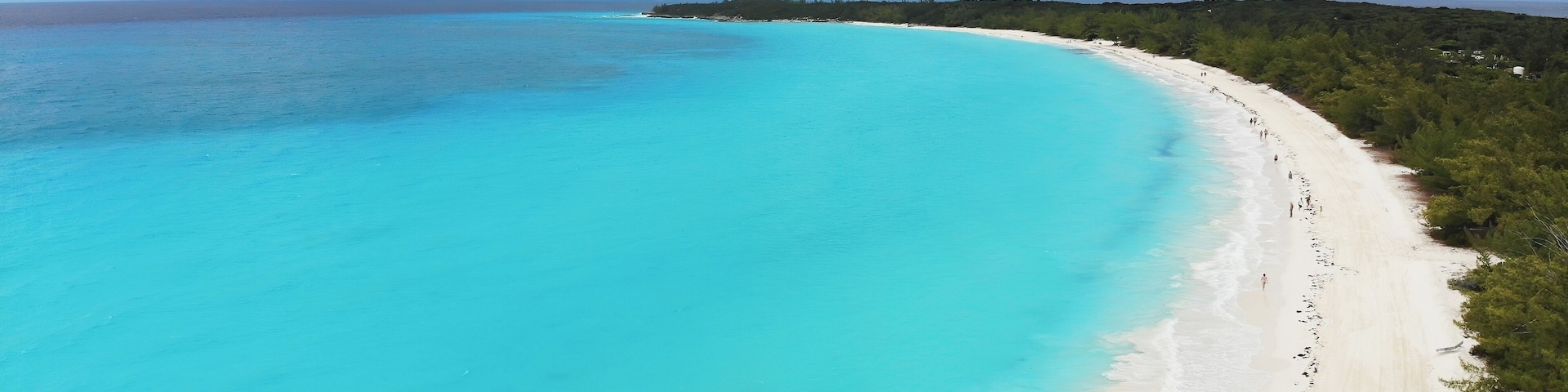 #Bahamas #HalfMoonCay #Trovember
The small island of San Salvador, also known as Half Moon Cay, is a paradise on earth. Blue waters, white sand and peace.
We were at Half Moon Beach on one of the scales of a cruise ship. According to information passed on to us on board the island was purchased by Holland America Line and is used as one of the company's cruise calls.
A pequena ilha de San Salvador, também conhecida como Half Moon Cay, é um paraíso na Terra. Águas azuis, areia branca e paz.
Estivemos na praia de Half Moon em uma das escalas de um navio de cruzeiro. Segundo informações que nos foram passadas a bordo a ilha foi comprada pela Holland America Line e é usada como uma das escalas dos cruzeiros da companhia.