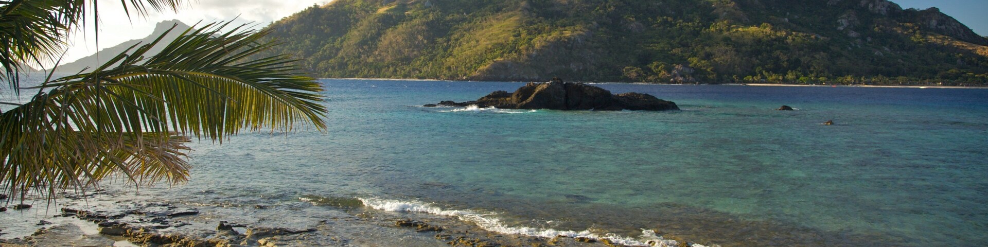 Fiji which includes general coastal views, a pebble beach and island images