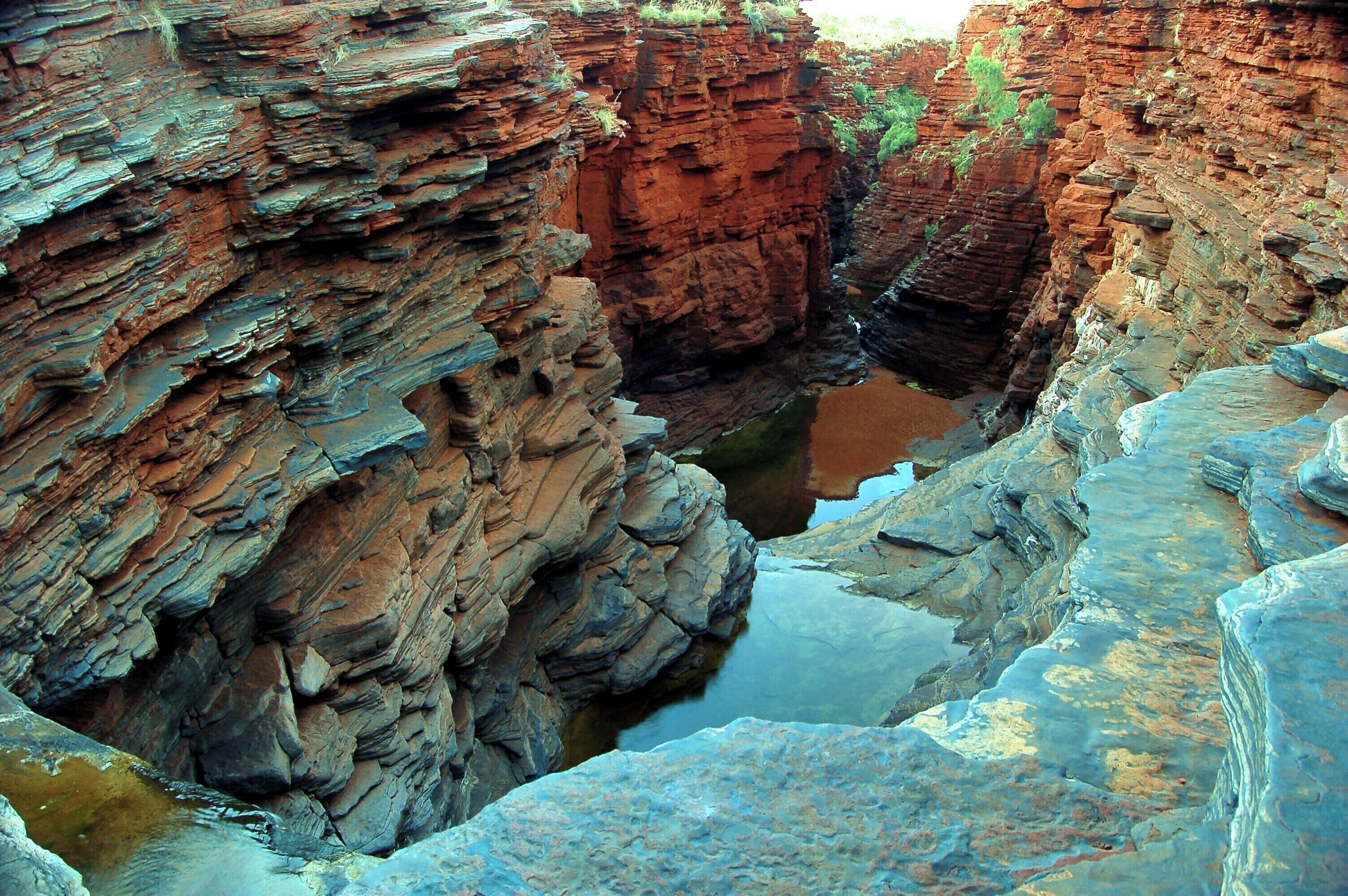 This place is surreal.  I loved the way the sublety of the colours changed with the late afternoon sun.  Apparently, if you go along the left hand side you can ultimately descend into the gorge but we never made it that far.