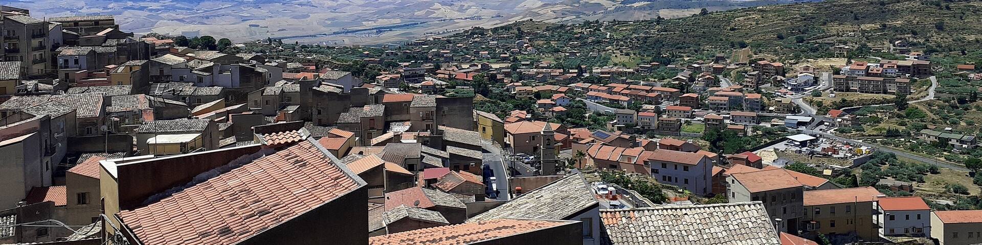 Panorama dell'entroterra siciliano visto dall'alto del borgo di Assoro (EN).