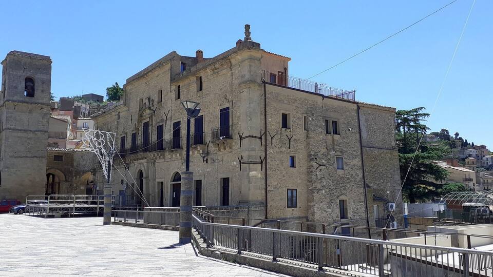 Un palazzo antico che si affaccia sulla piazza di Assoro (EN).