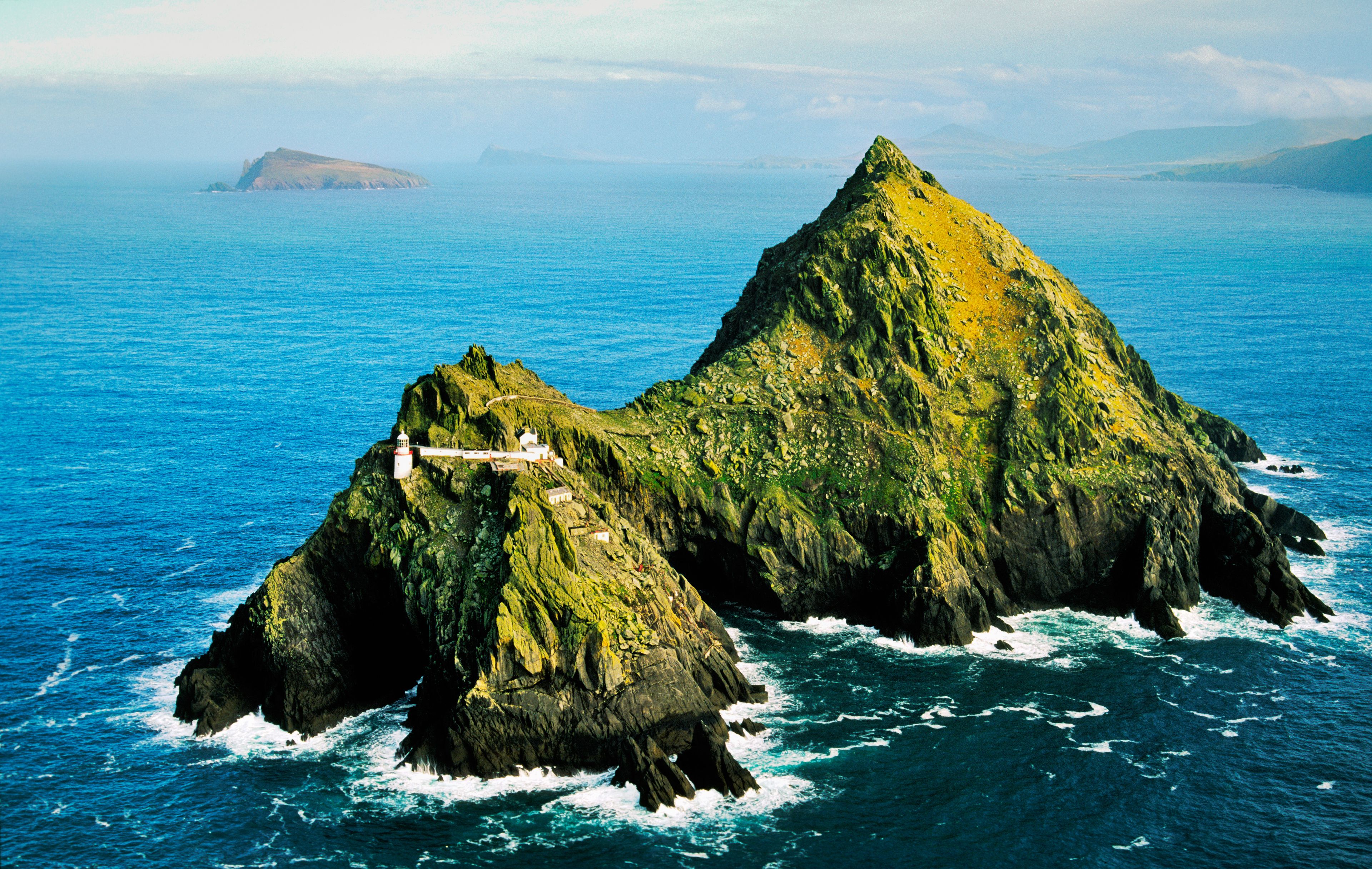 Lighthouse on the island of Tearaght, one of the Blasket Islands off the Dingle Peninsula, County Kerry, Ireland.