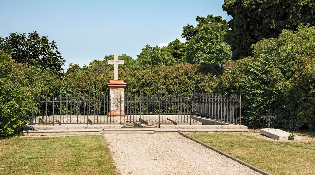 This building is inscrit au titre des Monuments Historiques. It is indexed in the Base Mérimée, a database of architectural heritage maintained by the French Ministry of Culture, under the reference PA00094656 .