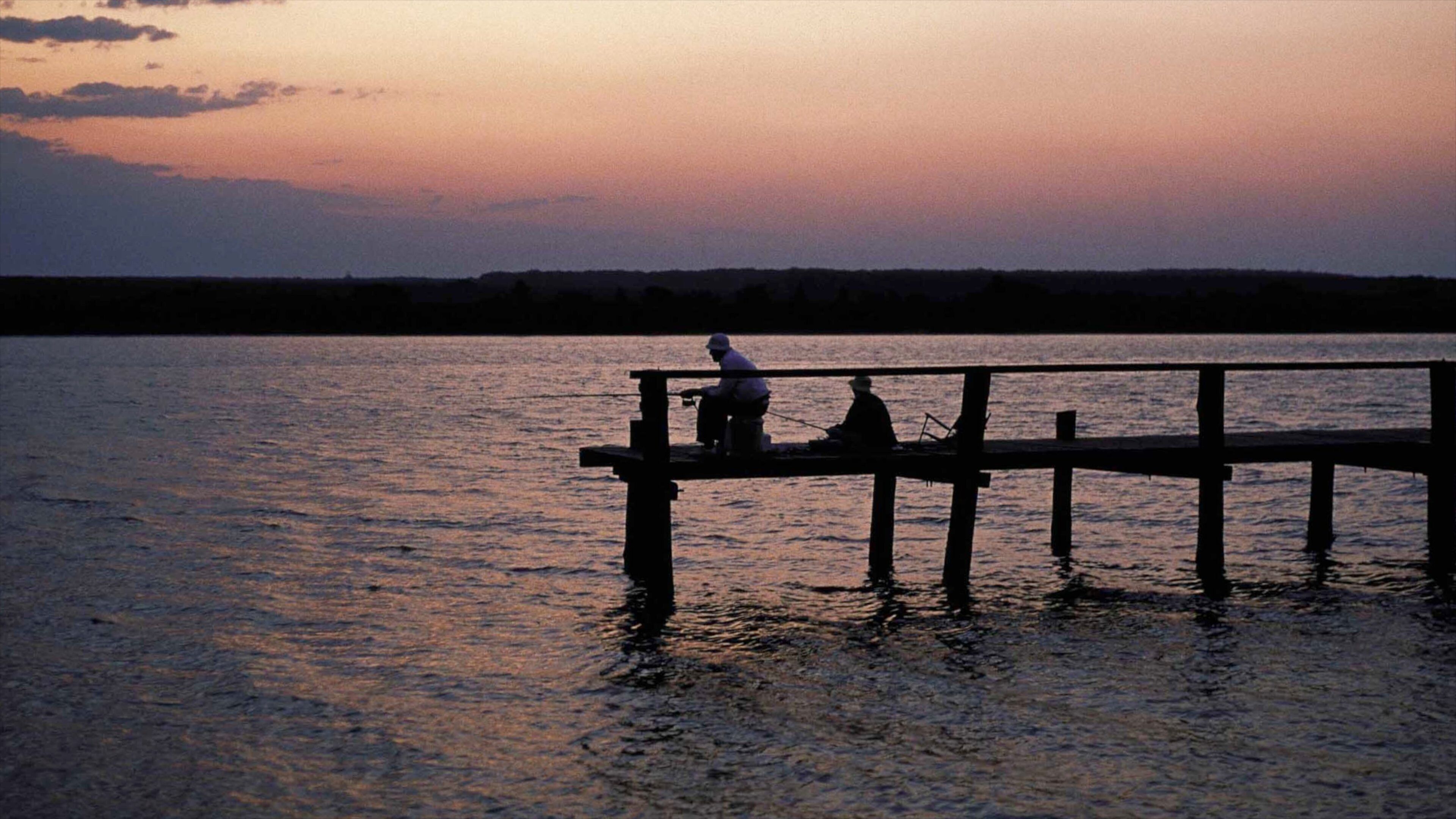 St. Lucia Wetland Heritage Park and Estuary mettant en vedette pêche, coucher de soleil et lac ou étang
