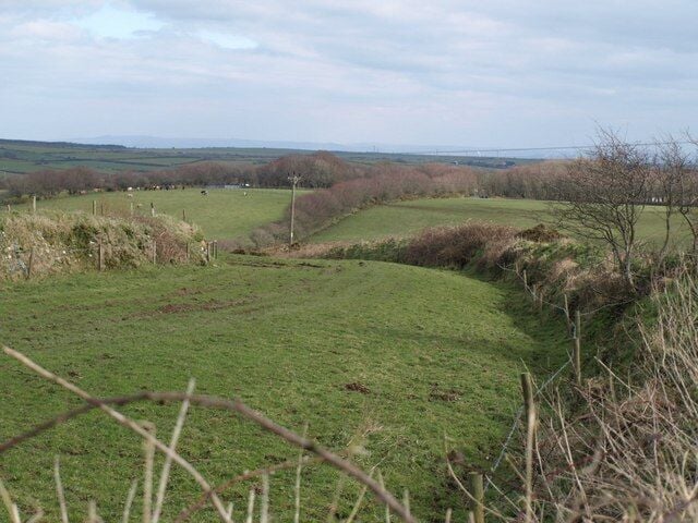 Field at Trewassa. Another view of the field seen in 735994, showing the curving banks on either side as the field drops towards the Inny. The slope on the other side is in SX1586.