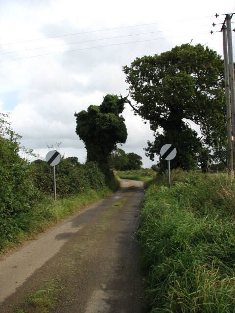 Leaving Ridlington on Old Lane. According to OS maps, the first section of Old Lane is called 'Nash's Lane', up to the point where it passes Nash's Farm > 566850. The sign at the turn-off from The Street in Ridlington reads 'Old Lane' from the start.