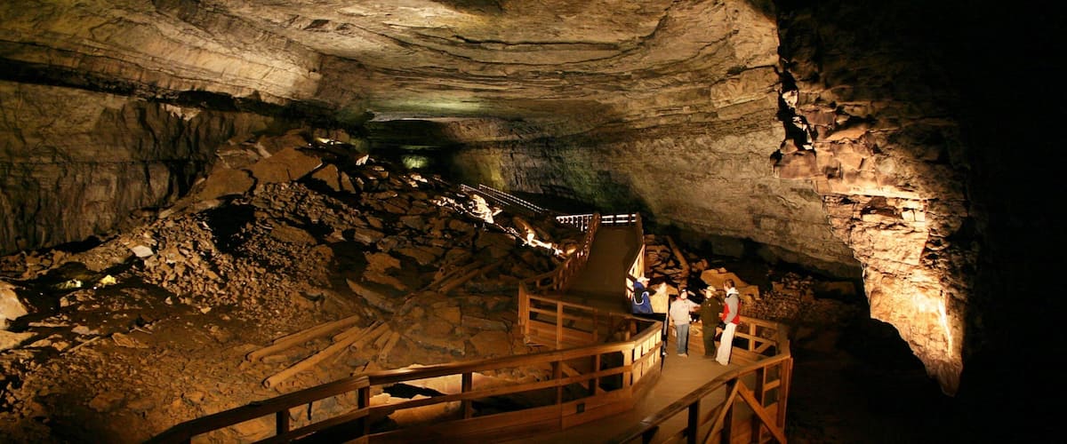 Bowling Green mettant en vedette spéléo et grottes aussi bien que petit groupe de personnes