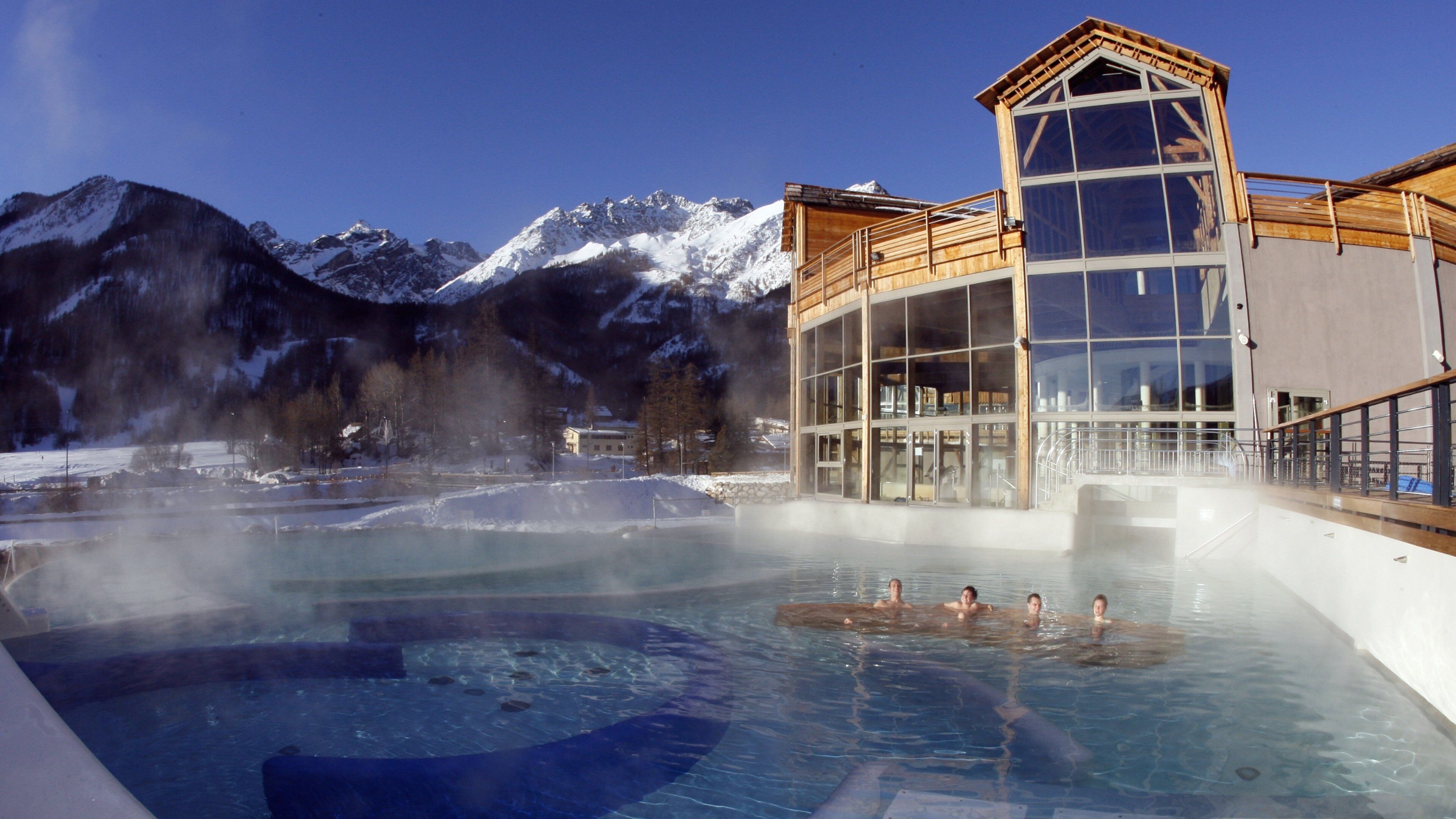 Aix-en-Provence montrant hôtel et piscine