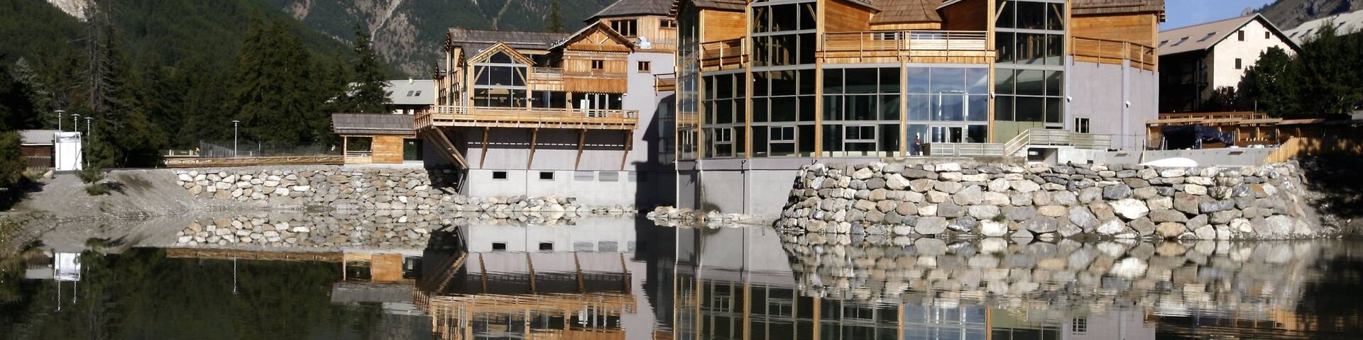 Aix-en-Provence mit einem Hotel und Berge