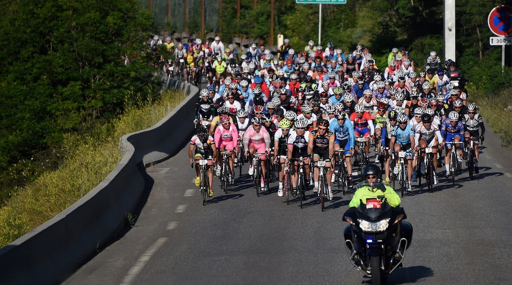 Aix-en-Provence montrant cyclisme sur route aussi bien que important groupe de personnes