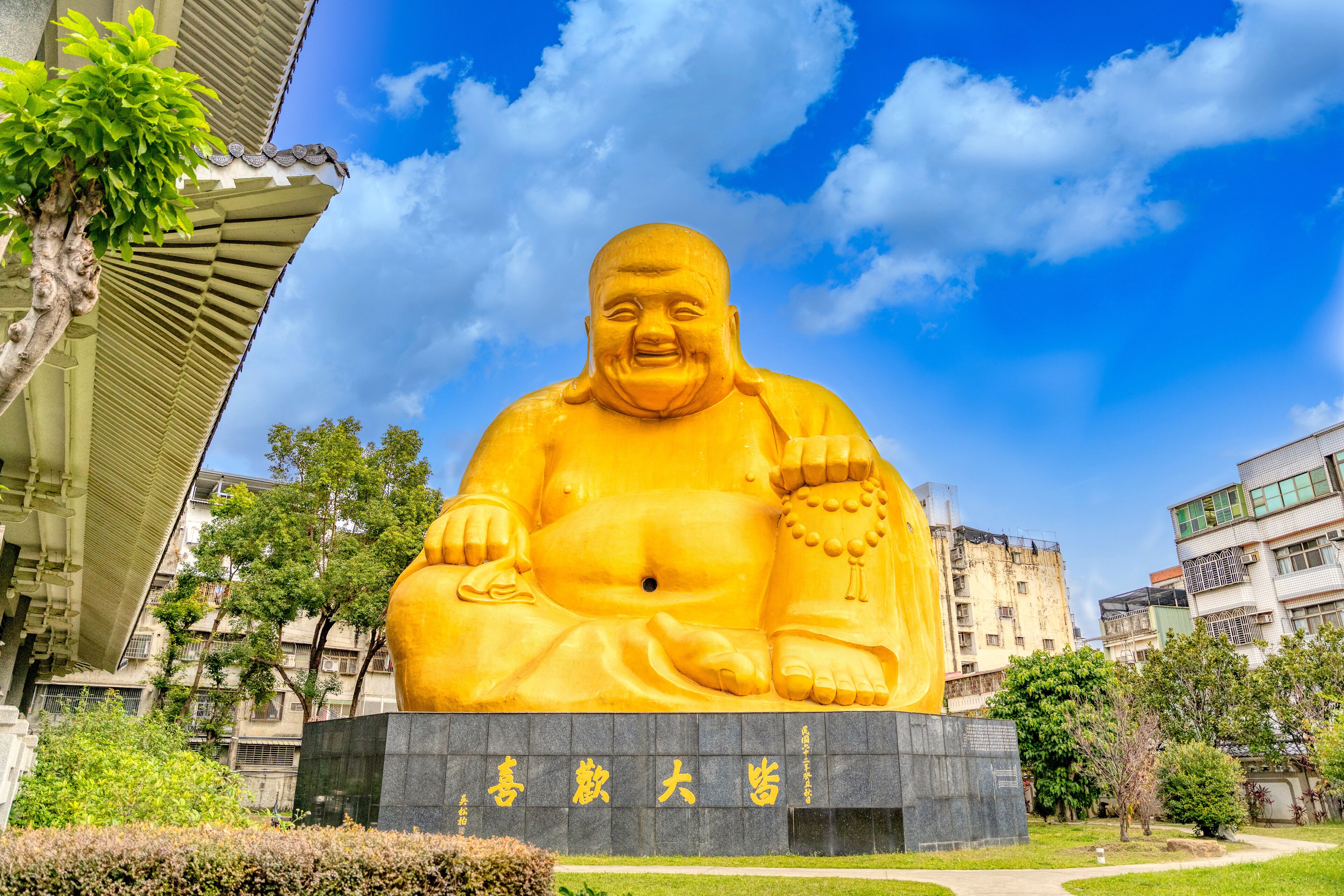 金色の笑う大仏様！台湾台中「宝覚寺」鷲屏山 / 弥勒大仏像（布袋）観光スポット