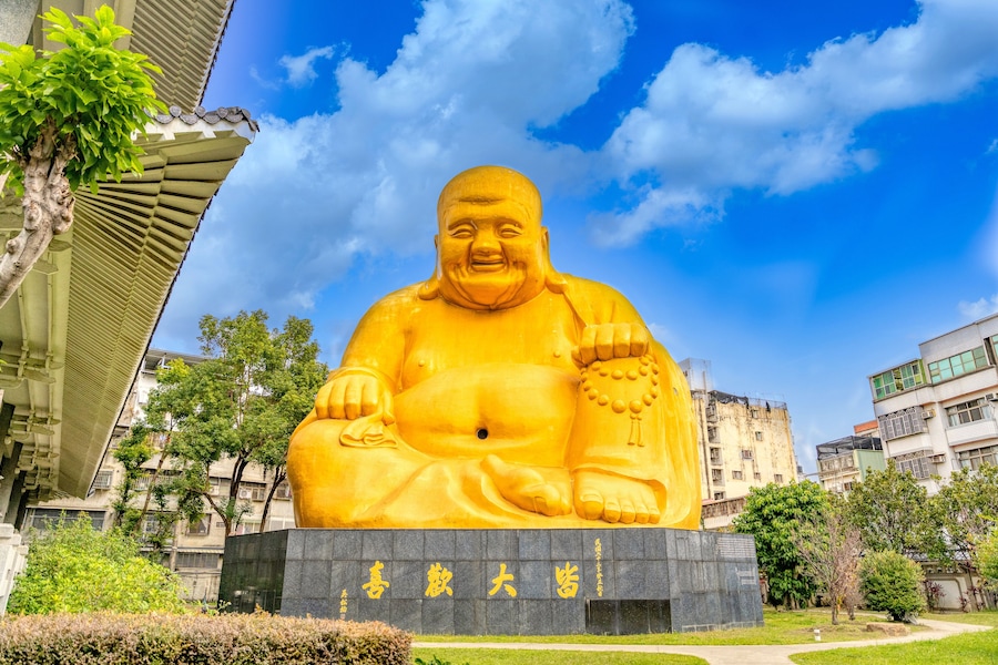 金色の笑う大仏様!台湾台中「宝覚寺」鷲屏山 / 弥勒大仏像(布袋)観光スポット