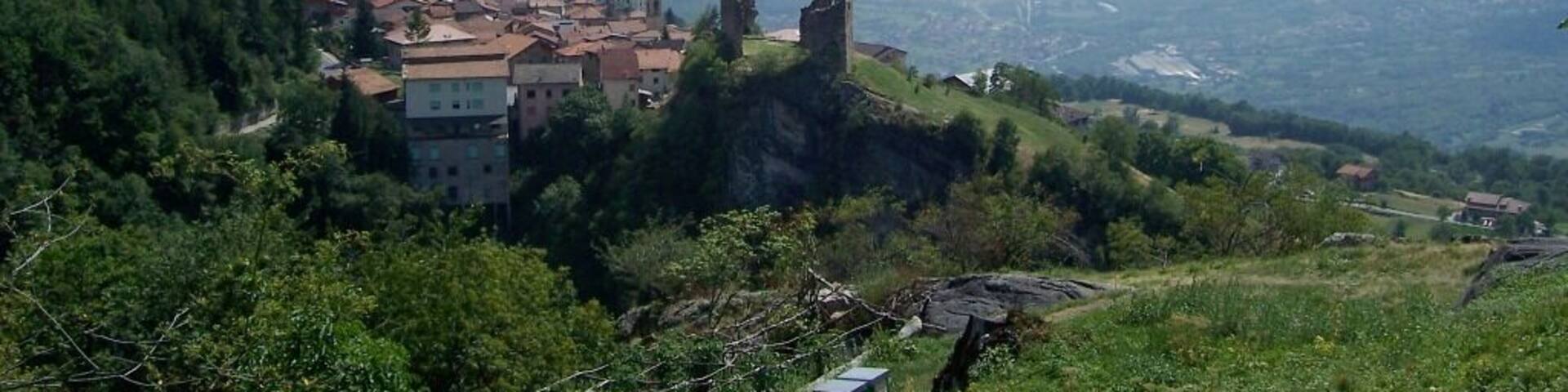 Panorama di Cimbergo con il suo castello. Val Camonica, Italia