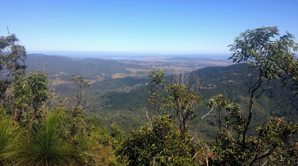 Mount Mee is only an hour from Brisbane. The Somerset Trail is a 13km hike departing from the Gantry and has views out across Somerset Dam and Lake Wivenhoe. #hiking