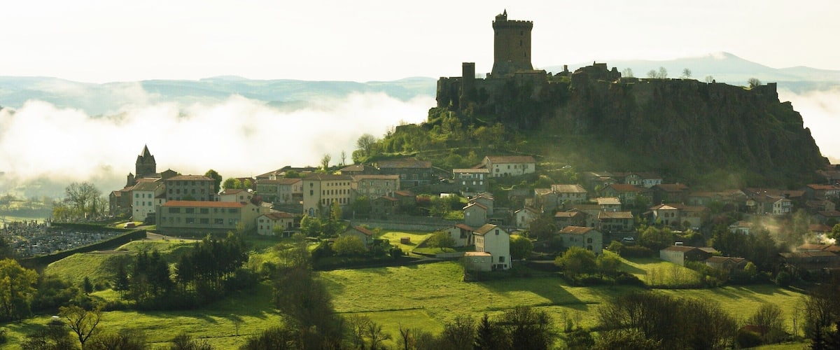 La forteresse de Polignac au levé du jour.