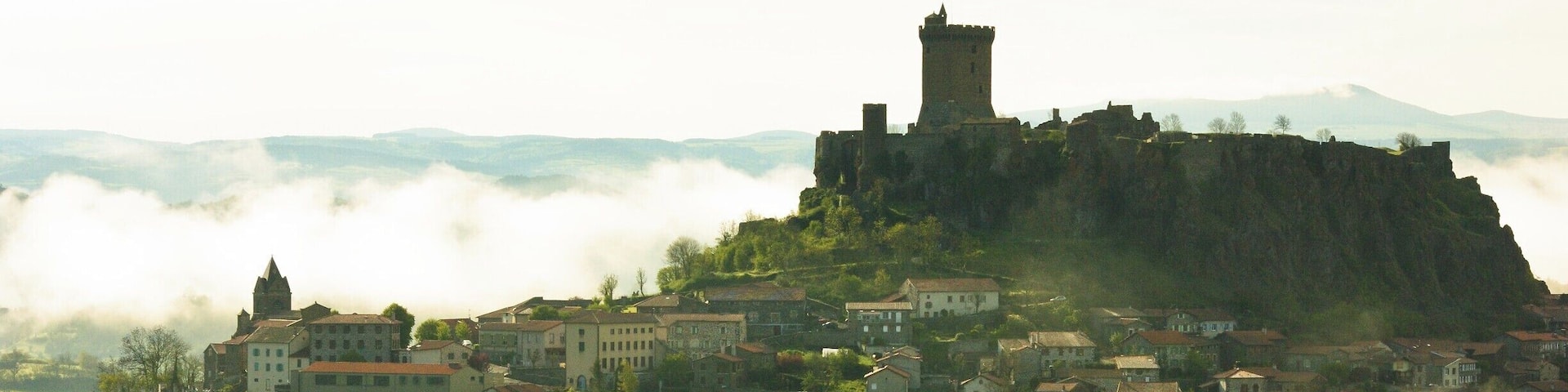 La forteresse de Polignac au levé du jour.