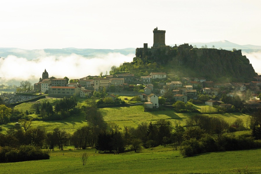 La forteresse de Polignac au levé du jour.