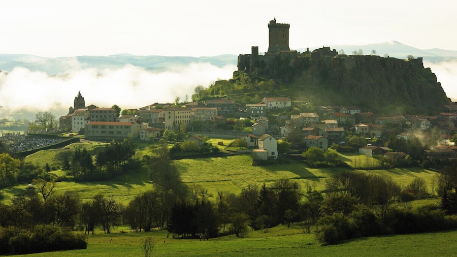 La forteresse de Polignac au levé du jour.
