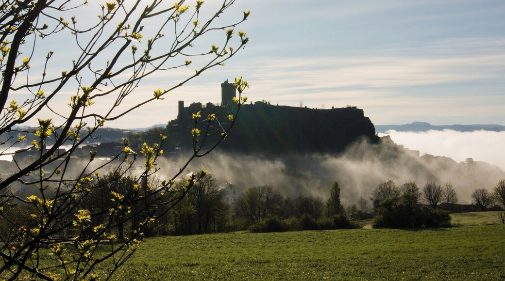 La forteresse de Polignac au levé du jour.
