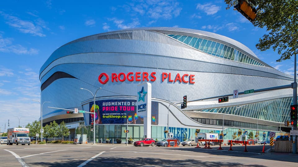 En modern arena med ett böjt tak och skylten ”Rogers Place”.