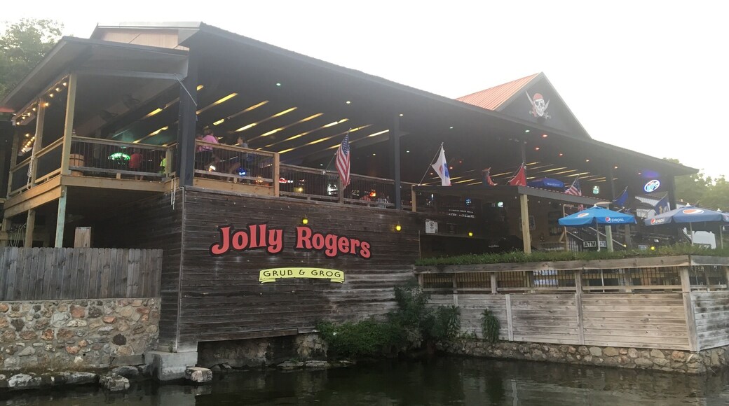 Such a fun and unique vibe here!!! A great twist off of the pirates of the carribean; down to the funny pirate slang, and the hilarious food and drink menu of unique pirate options.
The service was good! Everyone is very friendly. Bartender had such a great attitude! Not to mention the drinks were perfect and delicious.
Food - well, I hope you’re a starving pirate because it is A LOT. I would recommend splitting one dish. Even the apps are so big. Oh, did I mention it’s all SO DELICIOUS.
The pirate boat is very cool as well. They only do cruises on the weekends though, but you can walk down and check out the boat on the other days!!
Gift shop is great, lovely shirts. Bit pricey but quality is there.
I loved the hilarious pirate themes and sayings.
Would definitely come back!
Good for all ages.