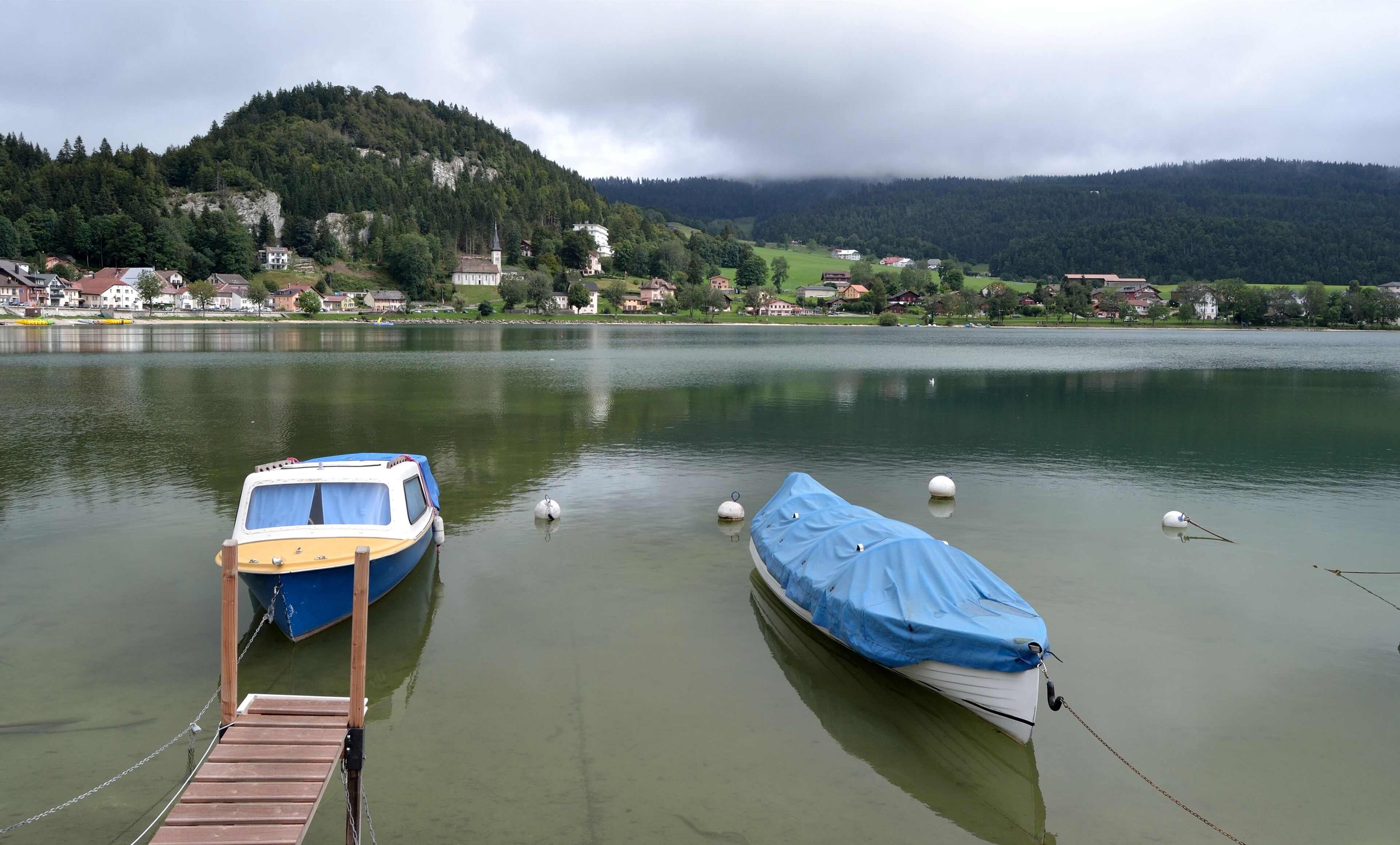 Embarcations sur un lac