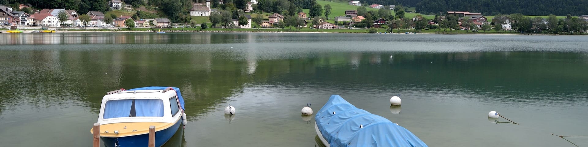 Embarcations sur un lac