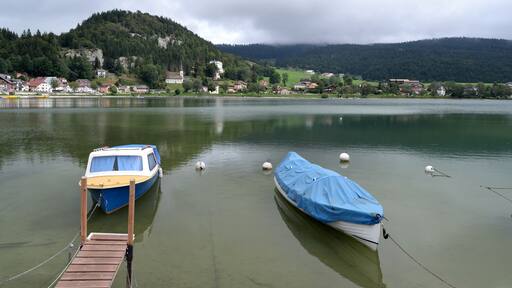 Embarcations sur un lac