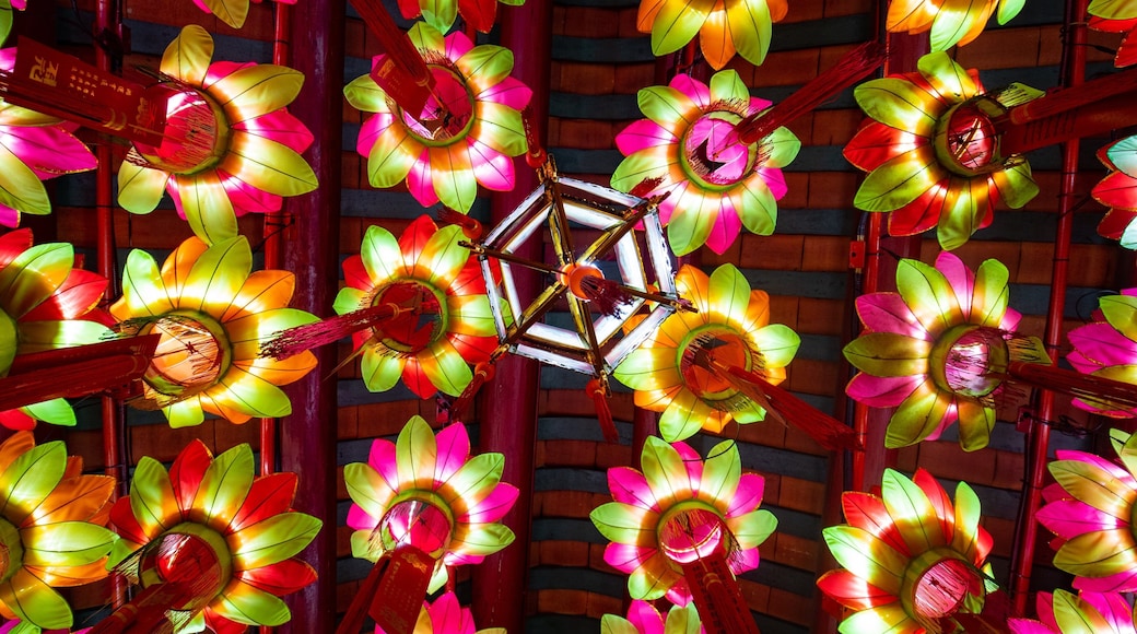 Pak Tai Temple featuring interior views