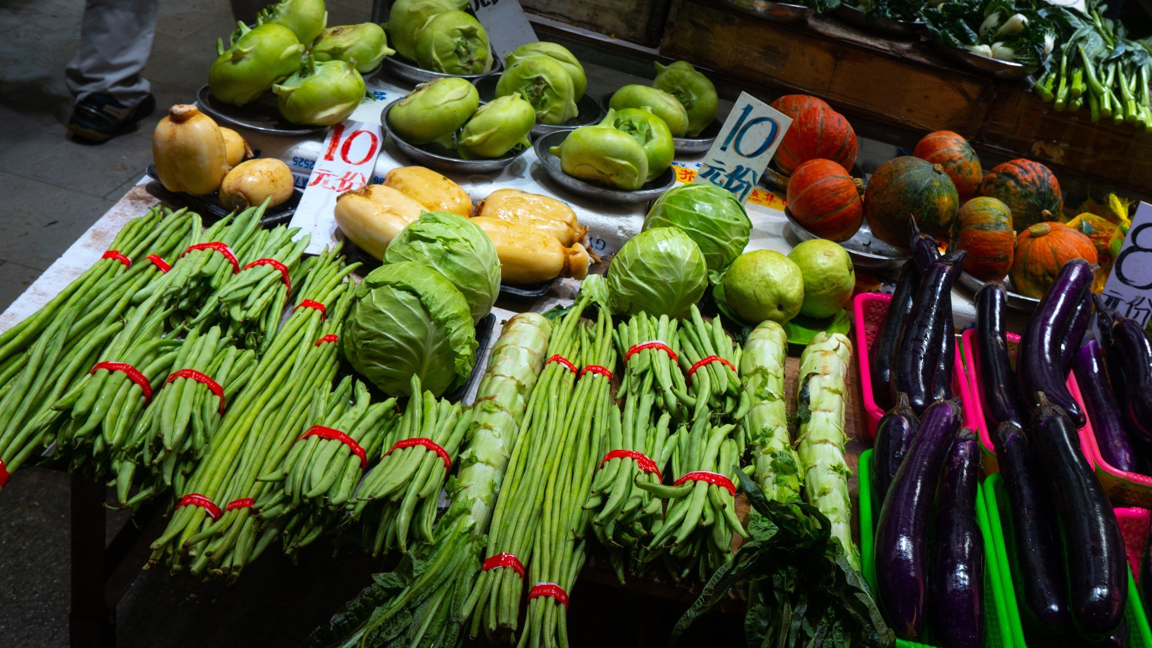Chun Yeung Street Market showing food and markets