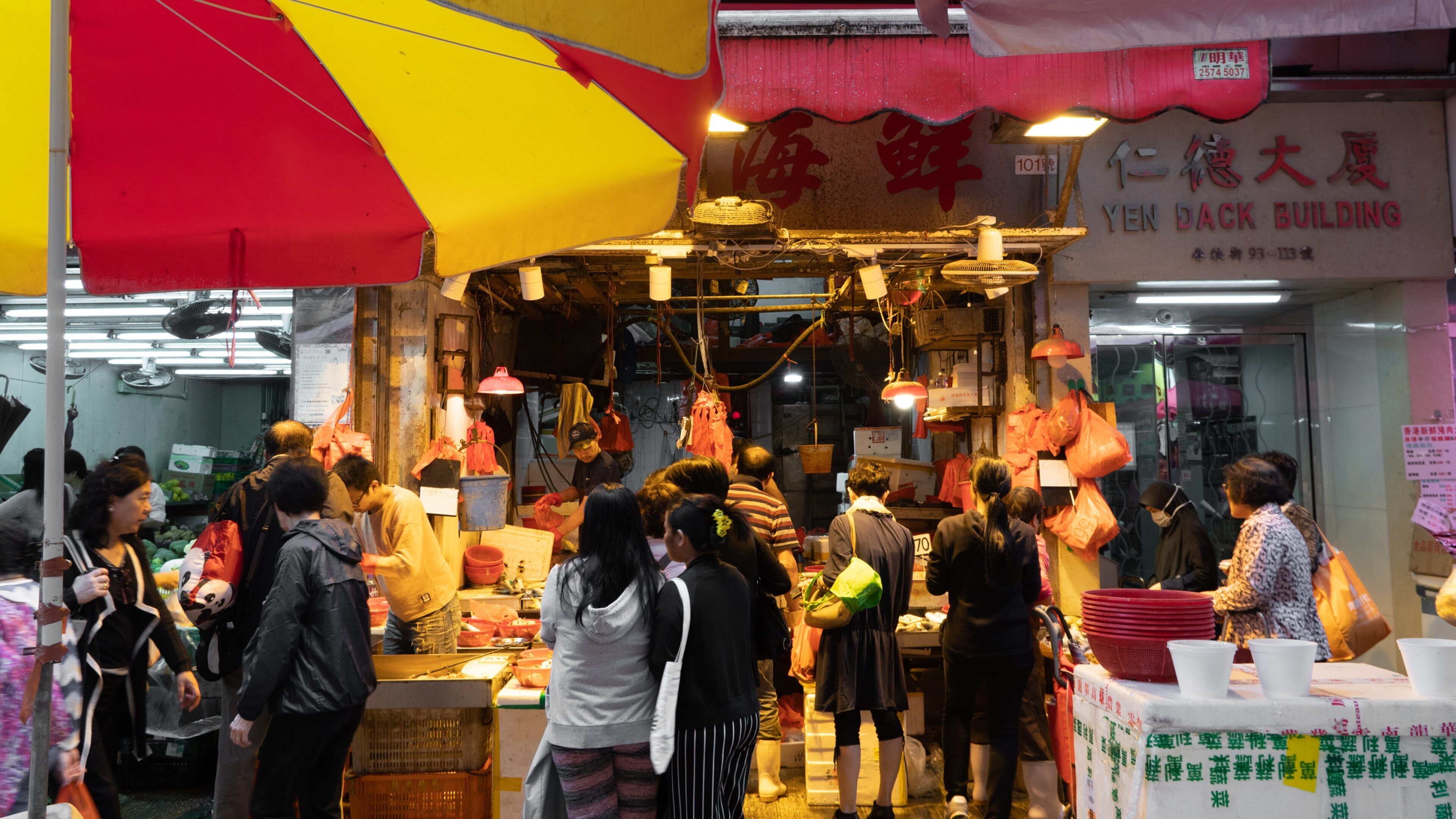 Chun Yeung Street Market featuring markets as well as a large group of people
