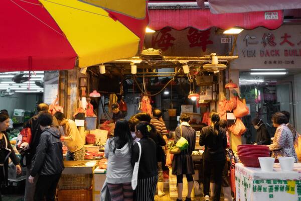 Chun Yeung Street Market featuring markets as well as a large group of people