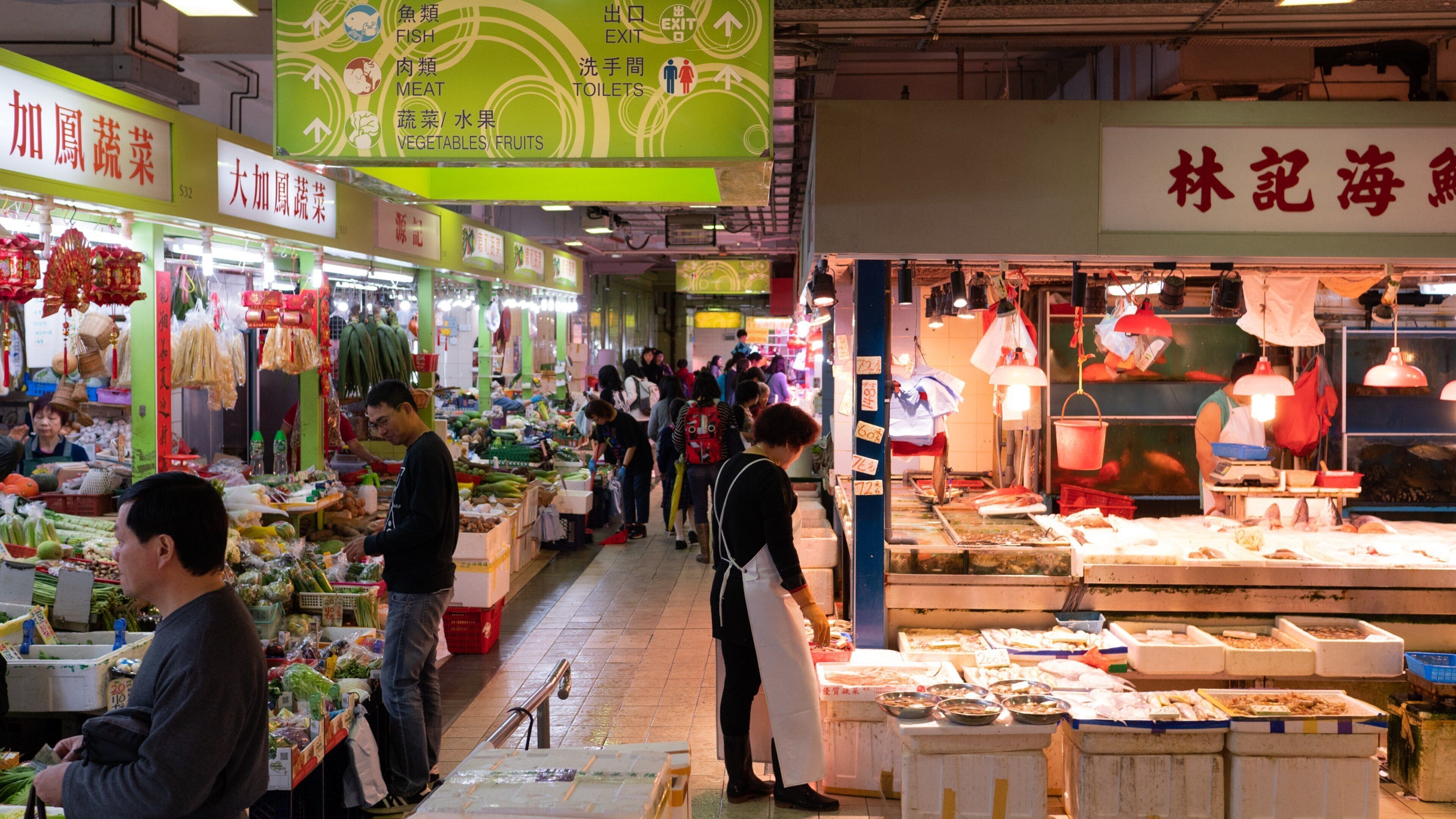 Wan Chai Market which includes markets, interior views and food