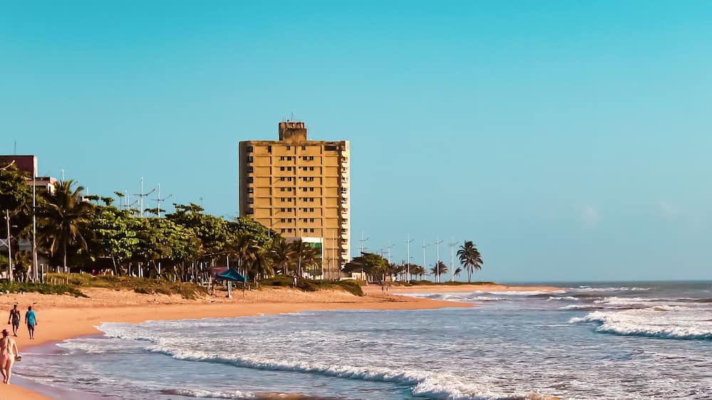 PRAIA DO BARROTE EM JACARAIPE, SERRA, ES, BRASIL.