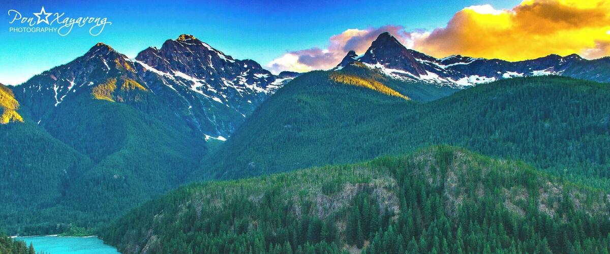 Beautiful viewpoint and spacious parking lot. A must visit if u ever in Washington state