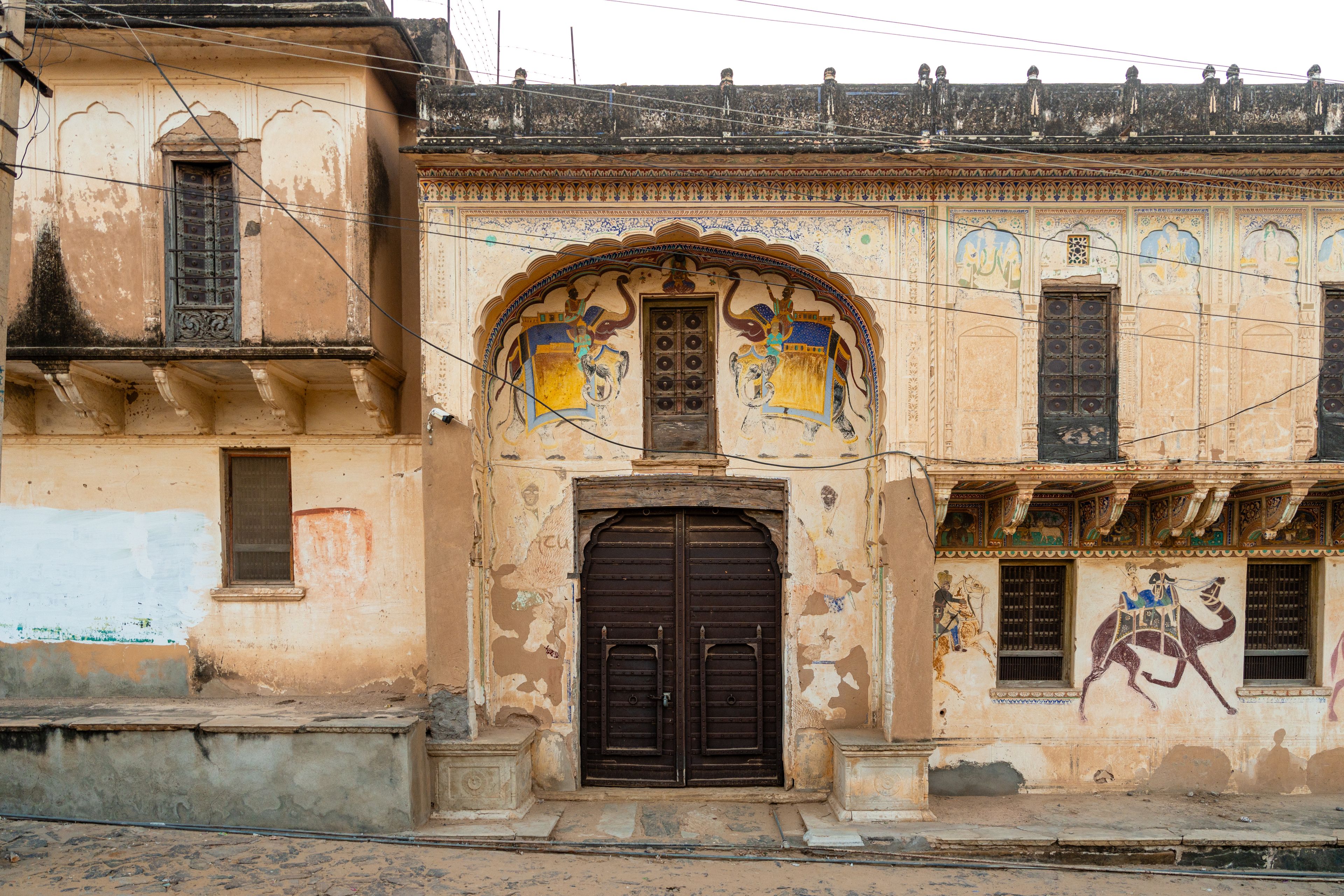 Bemalung und Verzierungen an einem Haveli Haus in Mandawa in Rajasthan in Indien