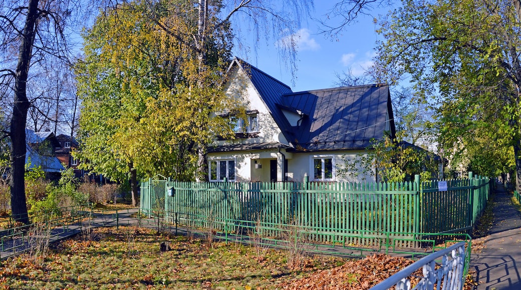 Двухэтажный жилой дом в поселке Сокол в Москве