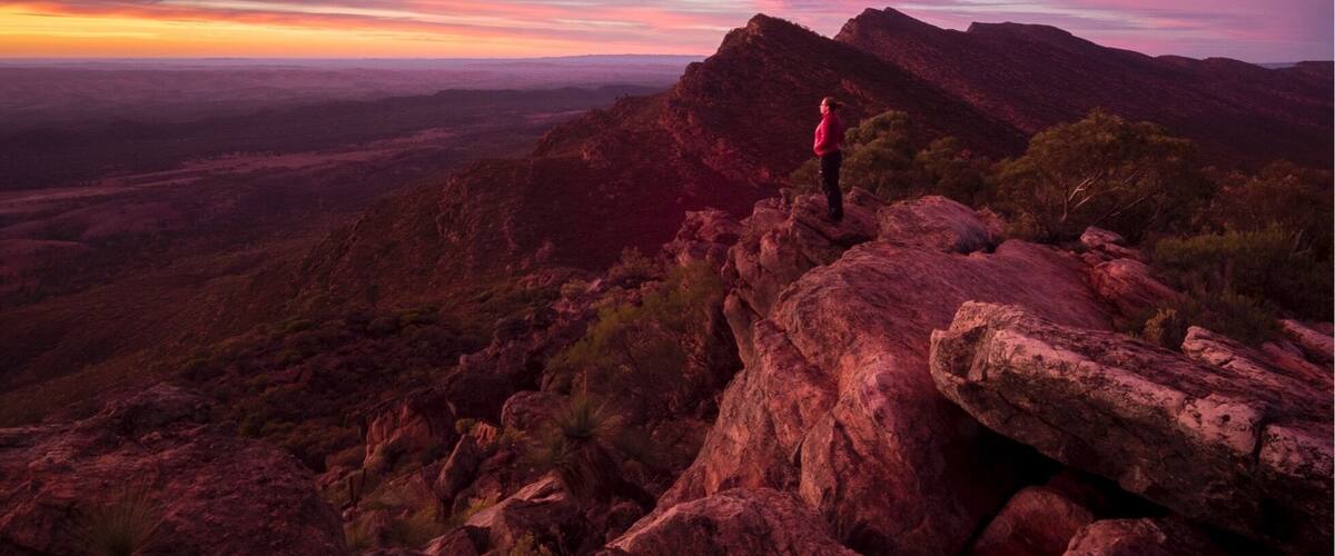 If you’re heading to the Australian outback make sure you check out the Flinders Ranges in South Australia (5 hours drive from Adelaide!) I hiked in Wilpena Pound and even did a sunrise hike up Mount Ohlssen-Bagge to capture this. 💗💗
